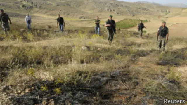 Pasukan Lebanon memeriksa lokasi yang digempur roket dari Suriah di Seriine.