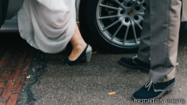 Novia con zapatos no tradicionales