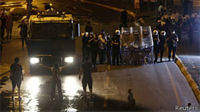 Manifestantes enfrentam tropajogo de azar com numeros premiados da sortechoquejogo de azar com numeros premiados da sorteIstambul, Turquia (Reuters)