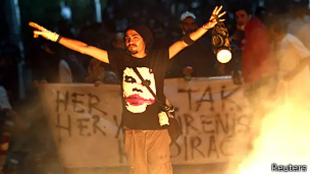 Протестувальники будують барикади. Поліція застосовує сльозогінний газ