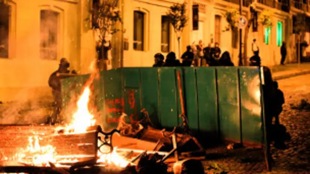 Các cuộc biểu tình mau chóng leo thang sau khi cảnh sát dùng bạo lực quá tay