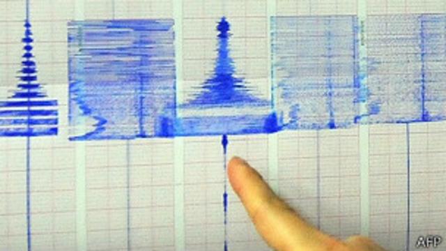 台湾气象局地震测报中心官员展示南投地震图表（2/6/2013）