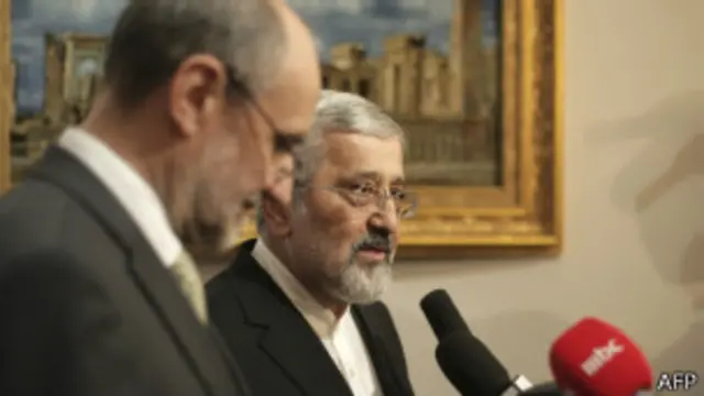 علی اصغر سلطانیه (راست) نماینده ایران در آژانس و هرمن ناکرتس بازرس ارشد این سازمان در آخرین دور گفتگوها