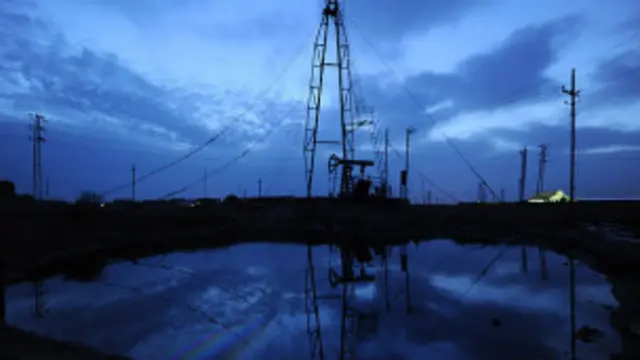 油田夜色:石油给阿塞拜疆带来空前的繁荣