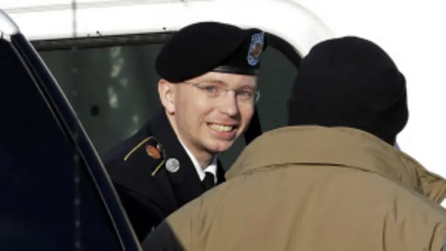 بردلی منینگ اتهام همکاری با ویکی لیکس را پذیرفته، اما اتهام "کمک به دشمن" را رد می کند