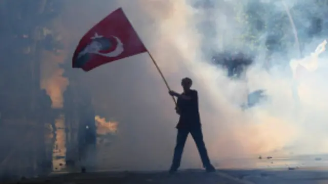 يتهم المتظاهرون اردوغان باعتماد اسلوب "سلطوي" في الحكم والسعي "لأسلمة" تركيا العلمانية.