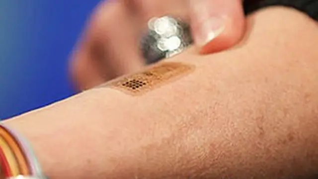 له ګولۍ تېرولو وروسته به شعاعوې له بدنه بهر وځي.