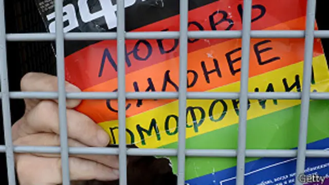 "El amor es más fuerte que la homofobia" dice este cartel mostrado durante una manifestación ilegal por los derechos de los homosexuales en Moscú.