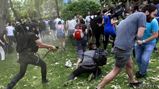 Policía antidisturbios turco arrojando gas lacrimógeno
