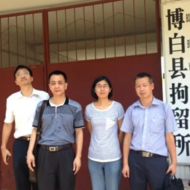 律师王宇（右二）