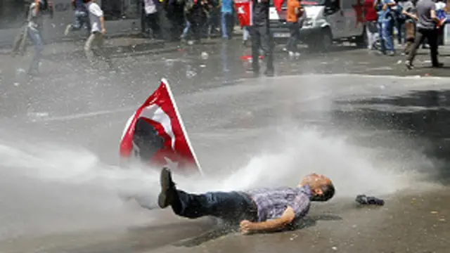 Những người biểu tình tức giận với cách hành xử bạo lực của chính quyền