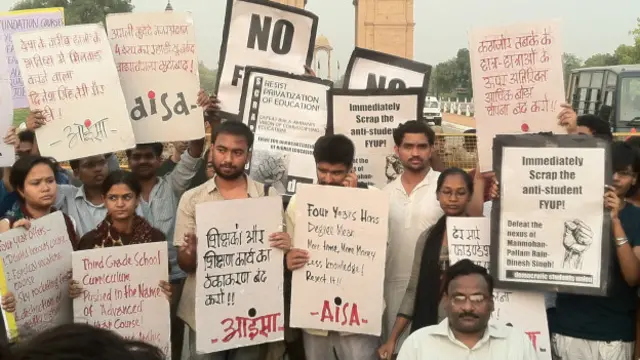 दिल्ली विश्वविद्यालय के चार साल के पाठ्यक्रम के ख़िलाफ़ छात्र और शिक्षक प्रदर्शन करते रहे हैं.