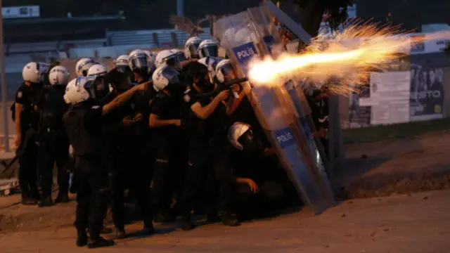 Xung đột giữa cảnh sát và người biểu tình vẫn tiếp diễn