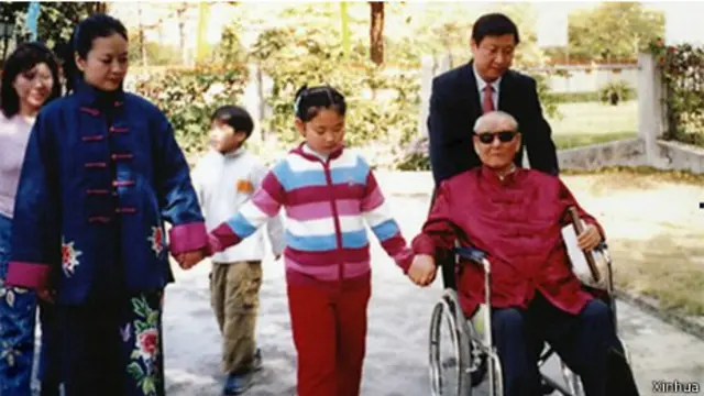 Vợ chồng ông bà Tập Cận Bình - Bành Lệ Viện và người cha, ông Tập Trọng Huân