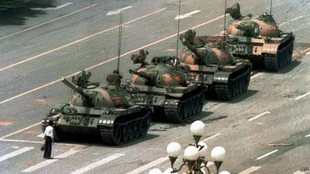 Protestante solitario frente a hilera de tanques en plaza Tiananmen, junio 1989
