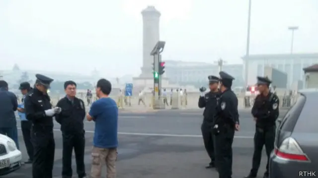 多名香港记者周二（4日）早上在天安门广场采访时遭到公安扣查近一个小时