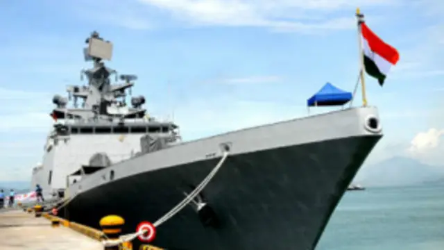 Một trong bốn tàu chiến Ấn Độ (ảnh của báo Quân đội Nhân dân)