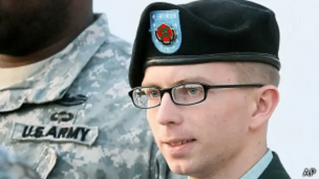 گفته شده منینگ به ارتش پیوست که مخارج تحصیل خود را فراهم کند