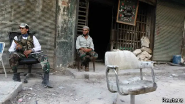 Повстанцы у разрушенного дома