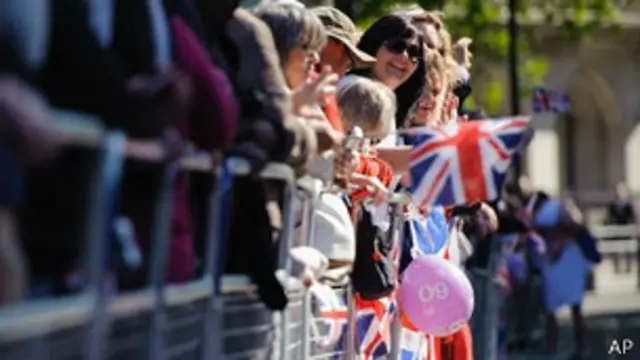 Собравшиеся у Вестминстерского аббатства