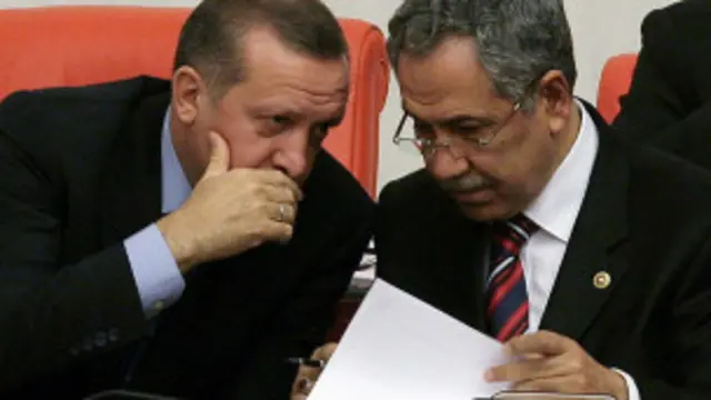 بولنت آرینچ در غیاب رجب طیب اردوغان، نخست وزیر که به شمال آفریقا سفر کرده، اداره دولت را به عهده دارد