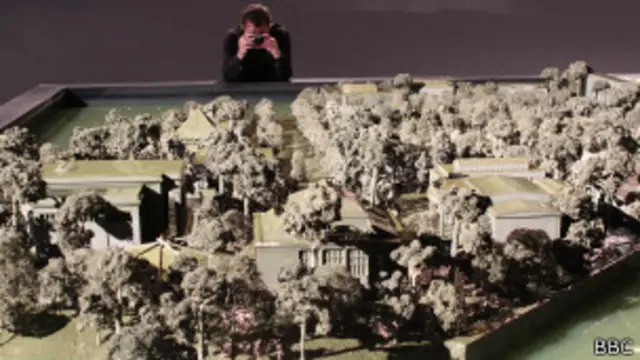 Alfredo Jaar detrás de su obra