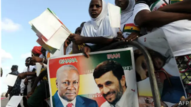 Плакат с портретами президентов Ганы и Ирана