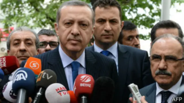 Erdoğan mətbuata açıqlama verir