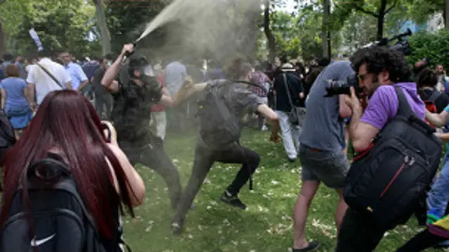 يتهم المتظاهرون الحكومة بالسعي إلى أسلمة المجتمع