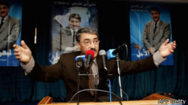 بن فليس المرشح لرئاسيات 2004 يرشحه تيار قوي في حزب جبهة التحرير الوطني الحاكم