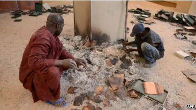 कुछ सौ पांडुलिपियां एक हादसे में जलकर नष्ट हो चुकी हैं