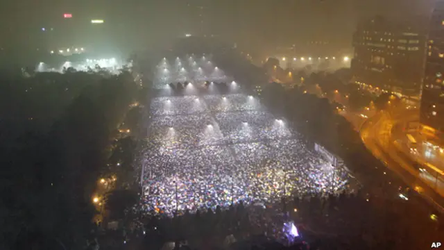 香港民众在大雨下留守维多利亚公园参与六四烛光悼念晚会（4/6/2013）
