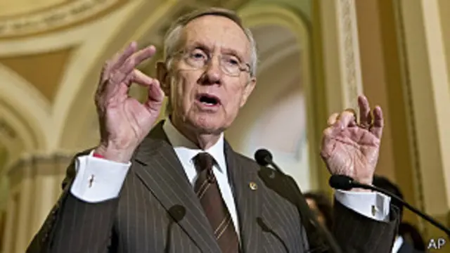 सीनेट में डेमोक्रेटिक बहुमत नेता हैरी रीड कामबंदी के लिए रिपब्लिकन सरकार को दोषी ठहराते हैं.