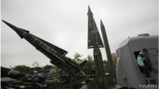 උතුරු කොරියාව විසින් සිදු කරන ලද න්යෂ්ටික අත්හදා බැලීම් සහ ඇමරිකාවට එරෙහිව න්යෂ්ටික ප්රහාරයක් එල්ල කරන බවට කල තර්ජනයන් නිසා දෙරට අතර අර්බුධය උණුසුම් විය.