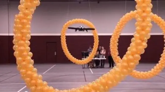 ہیلی کاپٹر صرف سوچ کی طاقت سے اڑ کر رکاوٹوں کو عبور کر رہا ہے