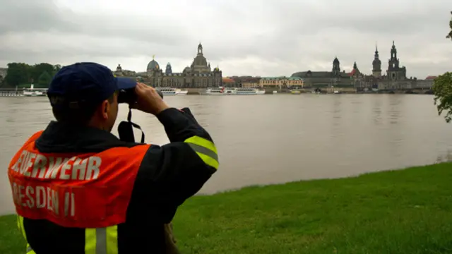 رجل اطفاء يراقب منسوب المياه في نهر الألبه في درسدن