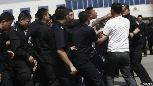 死者亲属在厂房外抗议