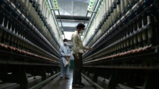 ऊर्जा संकट की वजह से कारखानों से उत्पादन काफी कम हो गया है और देश की आर्थिक स्थिति खस्ताहाल होती जा रही है.