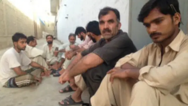 बिजली कटौती के चलते मजदूरों को भी घंटों खाली बैठना पड़ता है.