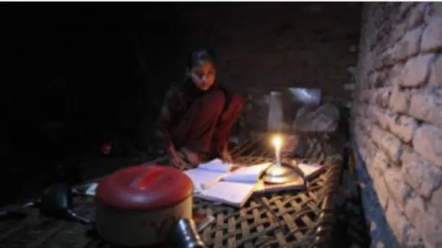 बिजली कटौती के कारण छात्र मोमबत्ती पर मोमबत्ती पर निर्भर हो गए हैं.