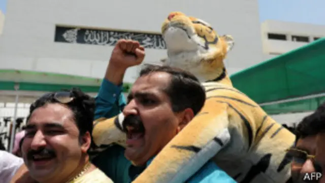 نواز شریف کے حامیوں نے پارلیمنٹ ہاؤس کے باہر جشن منایا