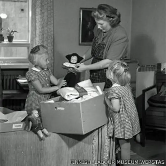 40 के दशक में मातृत्व का डिब्बा देखती एक महिला. समय के साथ इसमें बदलाव होता गया है.