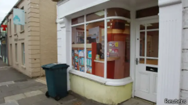 "Las fachadas de los negocios son cirugía estética para problemas profundos", dice un desempleado que vive en la ciudad.