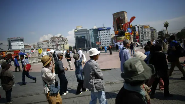 آثار تاریخی بیشمار ایران هرگز نه میتواند تا این اندازه برای گردشگران اروپایی آشنا و ملموس باشد و نه میتواند این حس تعلق و نوستالوژی را در بین آنان برانگیزاند. بنابراین پرسش اینجاست که جامعه هدف و بازار گردشگری مناسب برای ایران کجاست