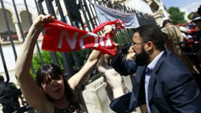 المتظاهرات الثلاث قلن أنهن قمن بالتعري لمساندة زميلتهن التونسية