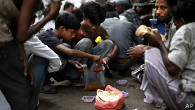 भारत में लाखों ग़रीबों को दो जून रोटी का मोहताज रहना पड़ता है.