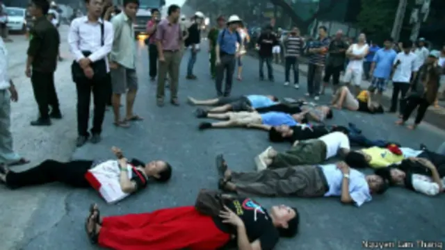 Biểu tình băng phương thức bất bạo động bên ngoài trại Lộc Hà hôm 2/6/2013