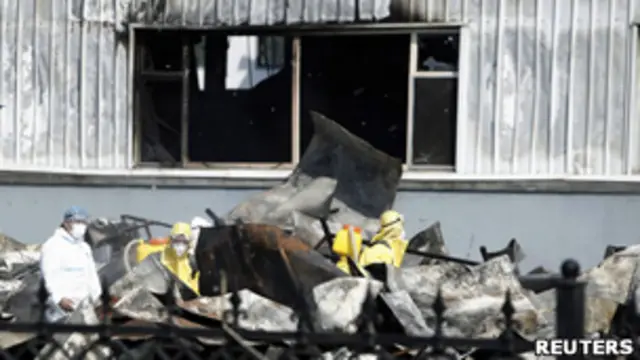 吉林德惠宝源丰禽业火灾现场救援人员对厂房瓦砾进行消毒（5/6/2013）