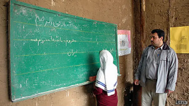 سیستم اولیه آموزشی عمومی در ایران شامل یک دوره‌ شش ساله ابتدایی و دو دوره سه ساله دبیرستانی (یا به بیان آن روزها متوسطه) بود که به آن سیکل اول و دوم می‌گفتند.