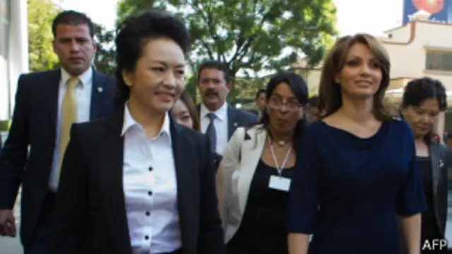 彭丽媛和安赫利卡-里韦拉